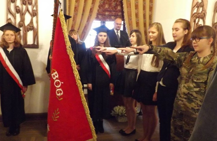 Uczniowie klas pierwszych z Zespołu Szkół numer 1 w Golubiu–Dobrzyniu są po swoim ślubowaniu