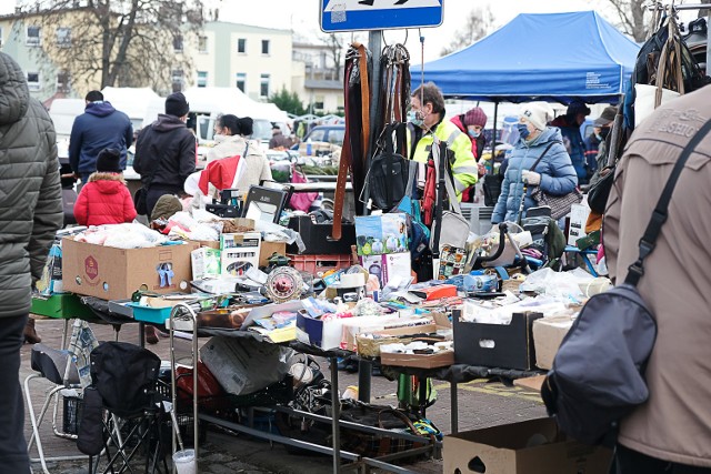 Wtorek 15 grudnia na targu przy ulicy Lotników w Żarach