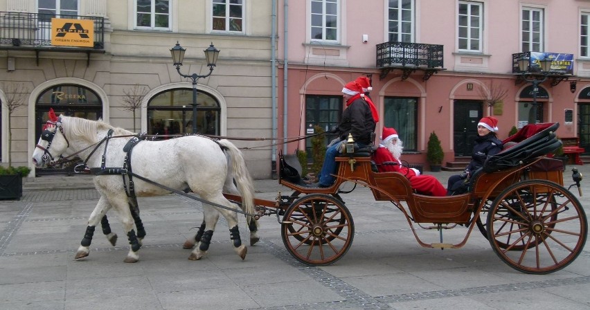 Policyjny Mikołaj w Piotrkowie jeździł bryczką