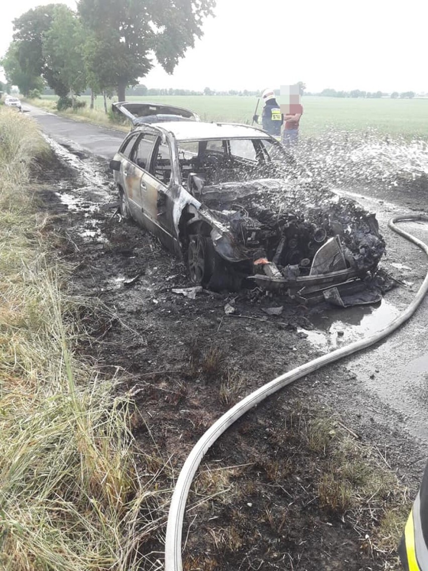 Pożar samochodu pod Gołańczą. Auto uległo całkowitemu spaleniu 