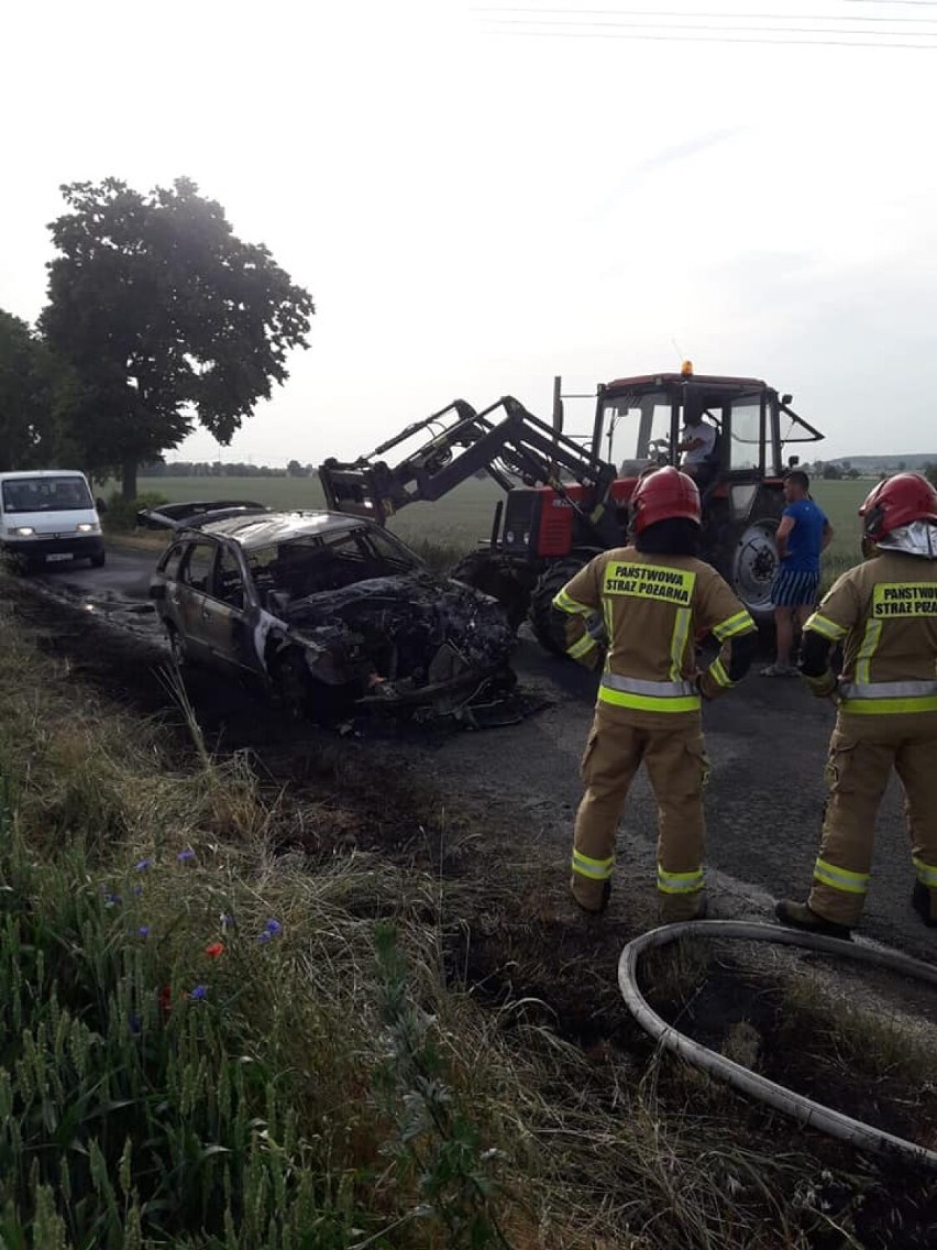 Pożar samochodu pod Gołańczą. Auto uległo całkowitemu spaleniu 