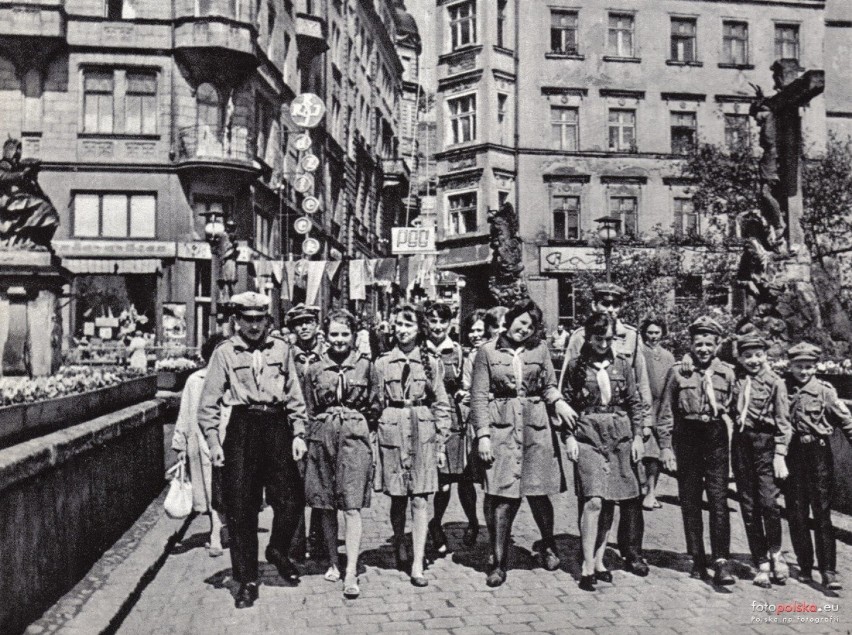 1966 r. Na zdjęciu harcerze na moście św. Jana w Kłodzku; za...