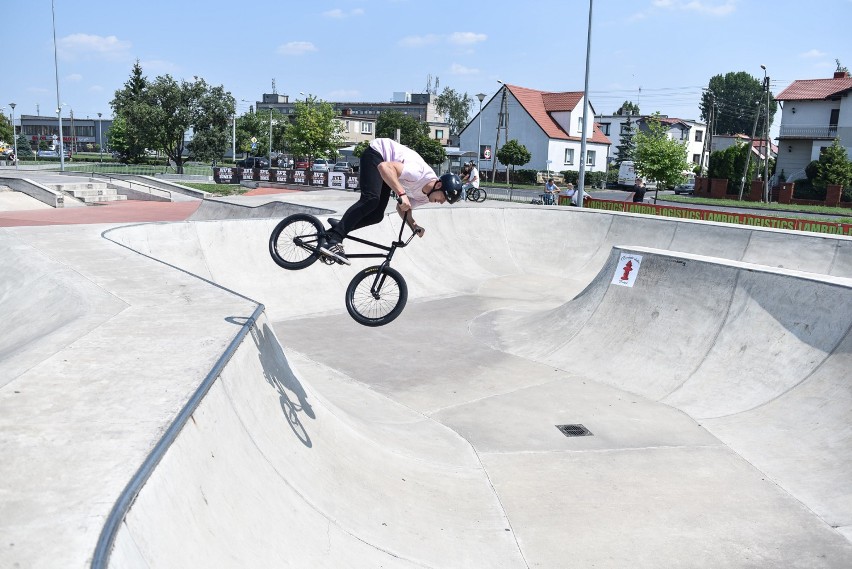 Szalone triki BMX-ów  na skateplazie w Lesznie