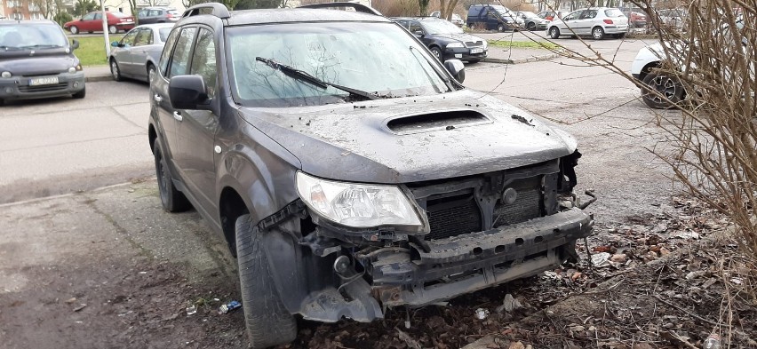 Wraki aut straszą w Koszalinie. Co można z nimi zrobić? ZDJĘCIA