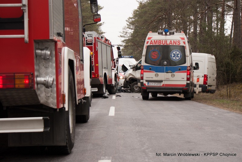 Wypadek w Chojnicach: Czołowe zderzenie samochodów na trasie Chojnice - Brusy [ZDJĘCIA]