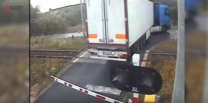 Czerwionka-Leszczyny: Pociąg uderzył w naczepę ciężarówki. Zobacz WIDEO