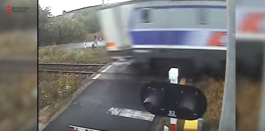 Czerwionka-Leszczyny: Pociąg uderzył w naczepę ciężarówki. Zobacz WIDEO