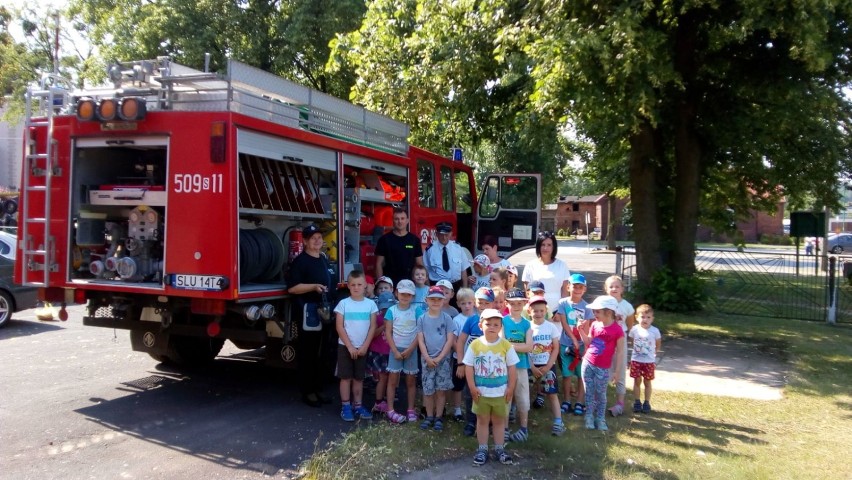 Spotkania strażaków OSP Olszyna z dziećmi. Pokazywali strażacki sprzęt, radzili jak powiadamiać o zagrożeniach [ZDJĘCIA]