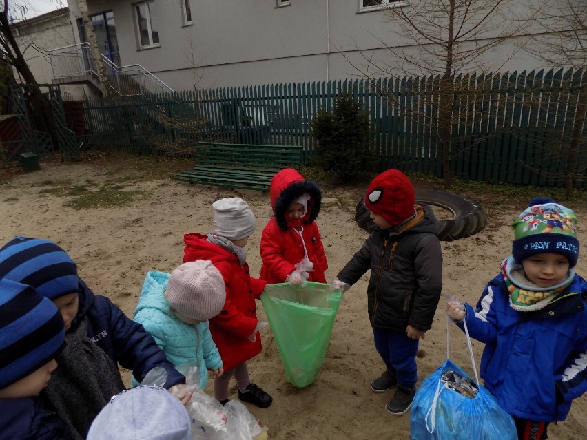 W Kaliszu mali ekolodzy w pierwszym dniu wiosny sprzątali...