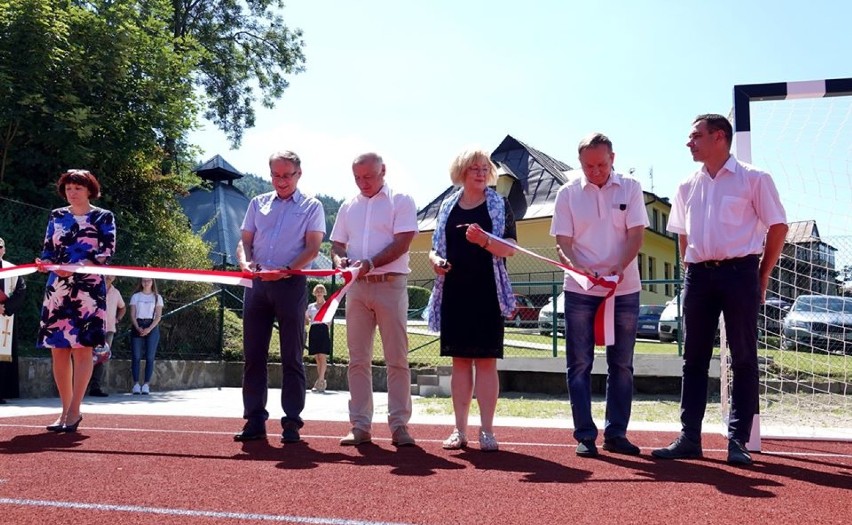 Piwniczna-Zdrój. Dom Wczasów Dziecięcych ma nowe boisko. Można już tam rozgrywać mecze [ZDJĘCIA]