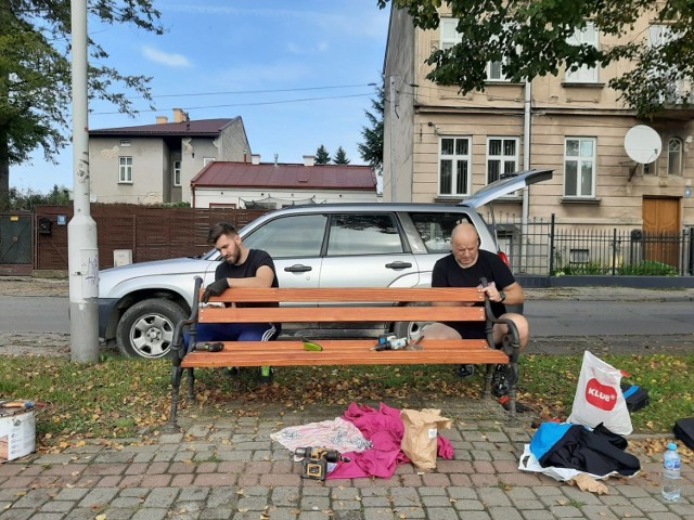 Członkowie stowarzyszenia "Zmieniamy Przemyśl" kontynuują swoją akcję wymiany ławek na deptaku przy ul. Wybrzeże Ojca Świętego Jana Pawła II.