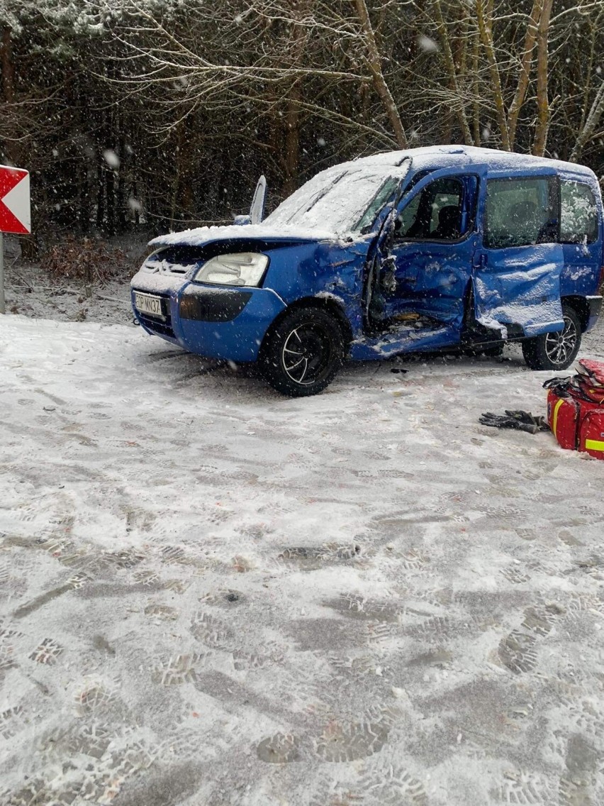 Wypadek w Sławnie, zderzyły się dwa samochody. Na drogach paraliż, jest ślisko AKTUALIZACJA
