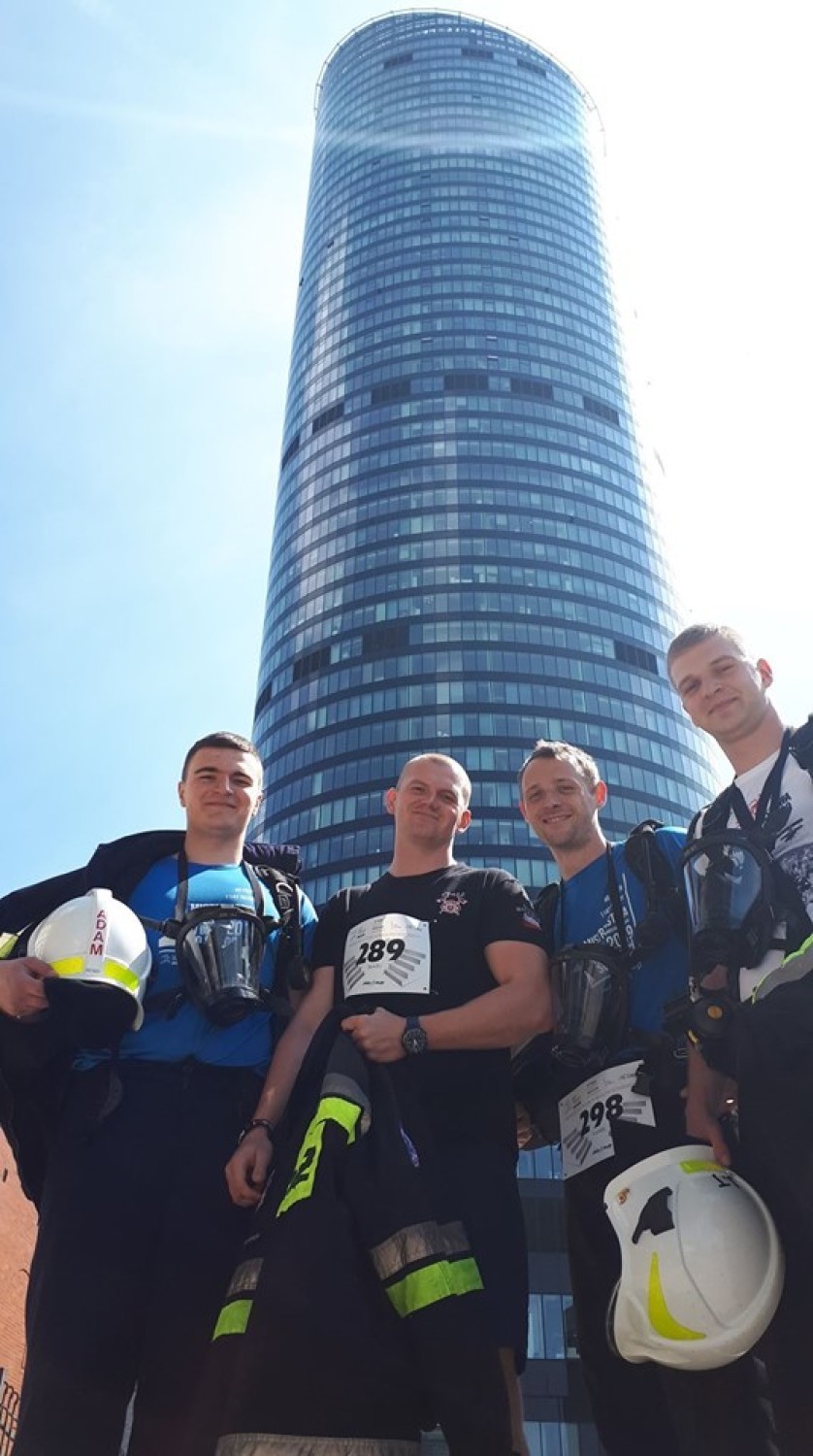 Nasi strażacy wbiegli na 49 piętro Sky Tower we Wrocławiu