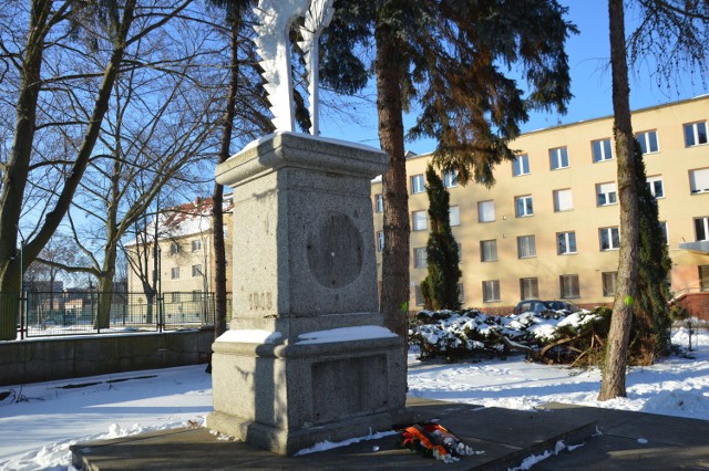 Od trzech lat pomnik króla Jana III Sobieskiego straszy. Tablice zostały zdemontowane po opinii Instytutu Pamięci Narodowej. Na zdjęciach pani Elżbiety Malinowskiej widać, jak wyglądał wcześniej