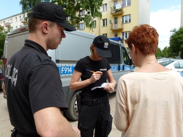 Policjanci rozpytują mieszkańców. każda informacja w tej sprawie może okazać się cenna