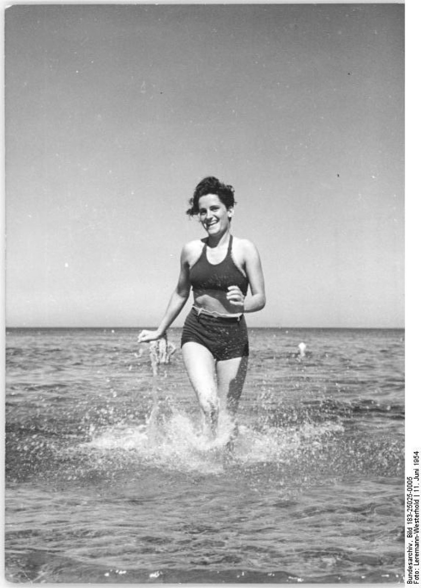 To Niemka na plaży w 1954 r. Na uwagę zasługuje już nie...