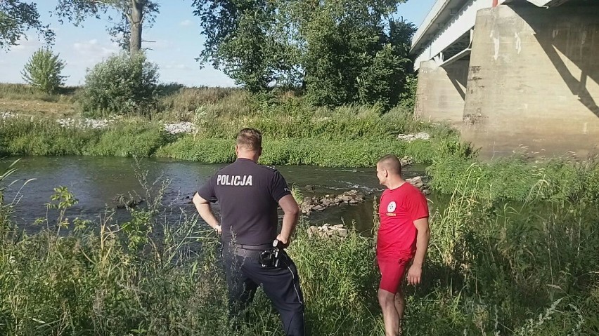Ratownicy wodni z Oddziału Miejsko-Powiatowego WOPR w Pleszewie razem z dzielnicowymi z pleszewskiej komendy i posterunków policji kontrolują akweny wodne