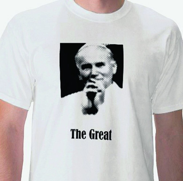 T-shirty ze zdjęciem Jana Pawła II są popularne wśród młodych ludzi