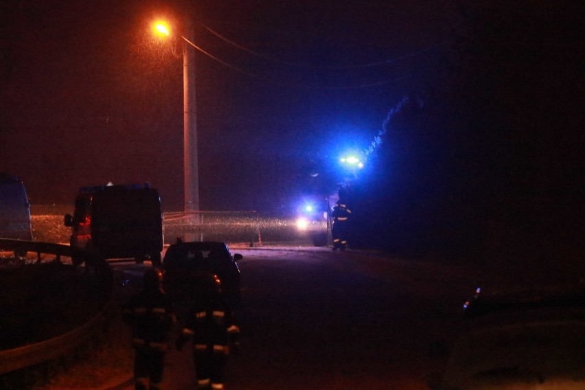 Nocna tragedia w Świdniku. Zwłoki dziecka i dwóch osób dorosłych znaleziono przy drodze