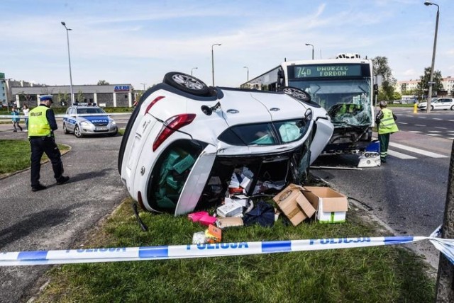 Na Pelplińskiej w Bydgoszczy autobus zderzył się z samochodem osobowym. Auto dachowało. Do szpitala trafili kierowcy z obu pojazdów.

ZOBACZ: Groźny wypadek w Bydgoszczy! Autobus zderzył się z osobówką - auto przeleciało około 30 metrów! [zdjęcia]