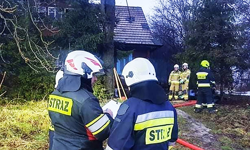 Sylwestrowy pożar drewnianego domu w Kasinie Wielkiej gasiło 7 zastępów strażackich [ZDJĘCIA]