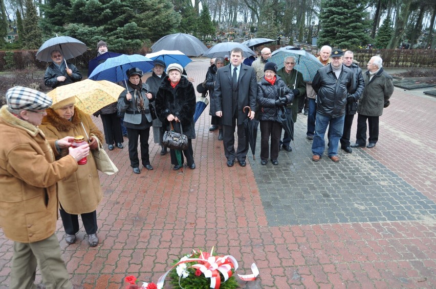 Delegacja SLD składa kwiaty na cmentarzu sowieckim w...