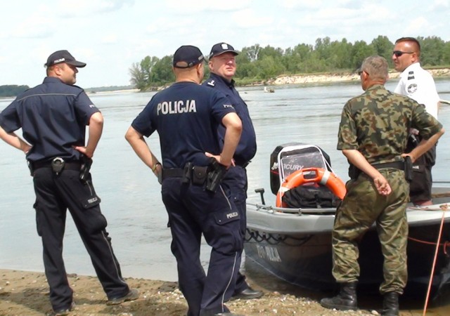 Brodził się w wodzie, porwała go Wisła. Policja szuka 15-latka już drugą dobę [ZDJĘCIA]