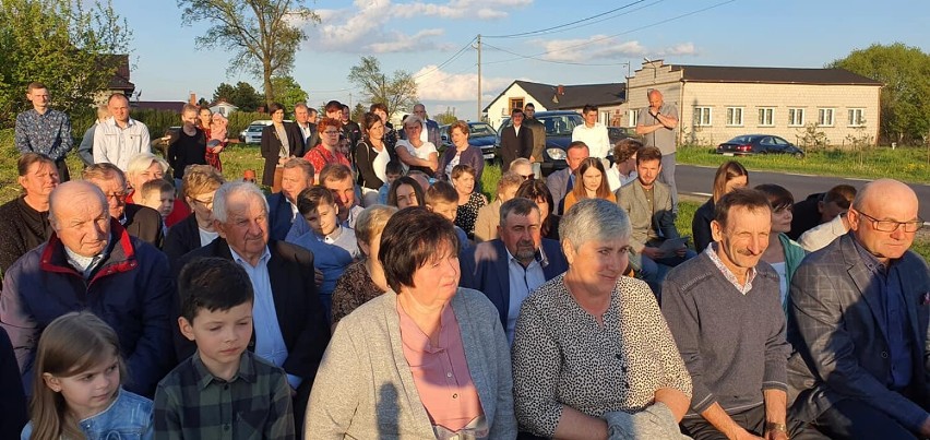 Poświęcenie przydrożnej kapliczki w Witaszewicach. Odbudowa...