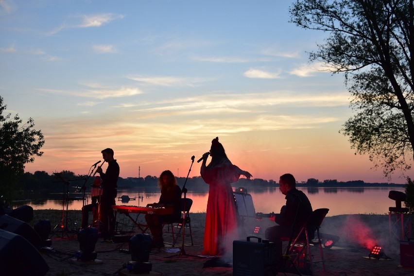 Koncert zespołu Starless na plaży Dużego Jeziora w Cukrowni...