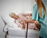 Konin. Mieszkasz z przewlekle chorą osobą? Sprawdź,czy przysługuje pielęgniarska domowa opieka długoterminowa. Kto może z niej skorzystać ?