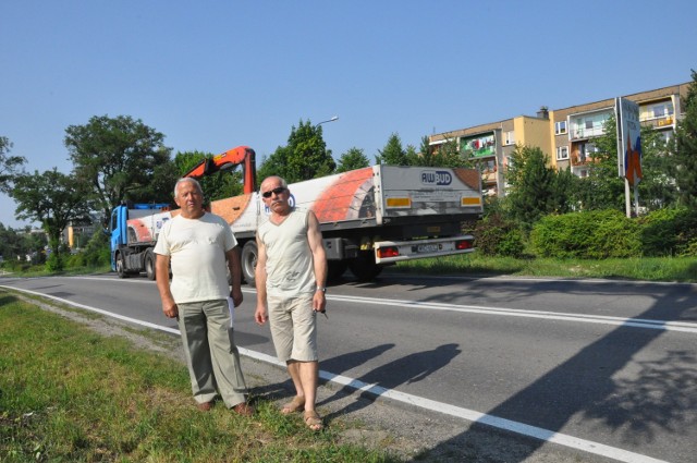 Jan Durański (po lewej) i Czesław Romanek (po prawej) z osiedla Młodych uważają, że niezbędne są ekrany akustyczne przy drodze nr 791