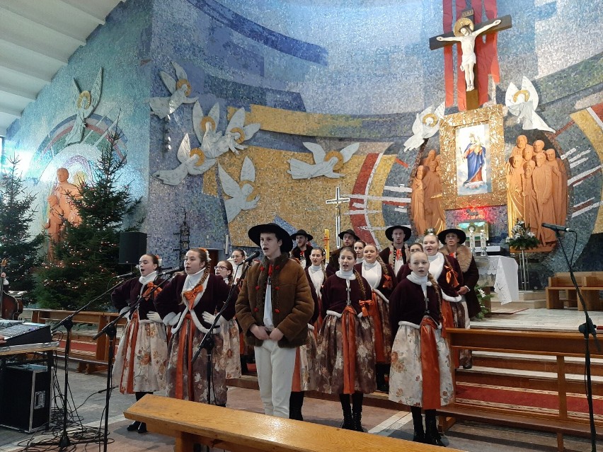 Zespół Młodzieżowo-Dziecięcy "Równica" z Ustronia zaśpiewał kolędy w Sanktuarium w Rumi