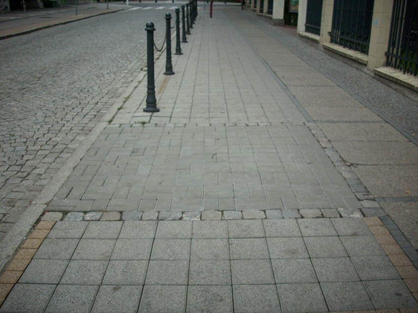 Chodnik przy ulicy Strzelców Bytomskich w Opolu, koło...