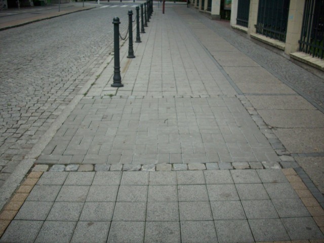 Chodnik przy ulicy Strzelców Bytomskich w Opolu, koło Młodzieżowego Domu Kultury.