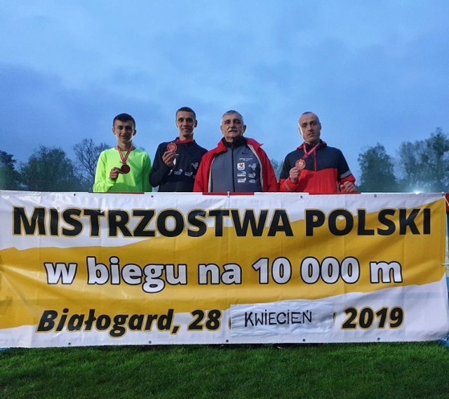 Brązowi medaliści drużynowych Mistrzostw Polski na 10000 m, Damian Kabat, Konrad Majdziński, Andrzej Kuśmider z trenerem Zbigniewem Krzysiek