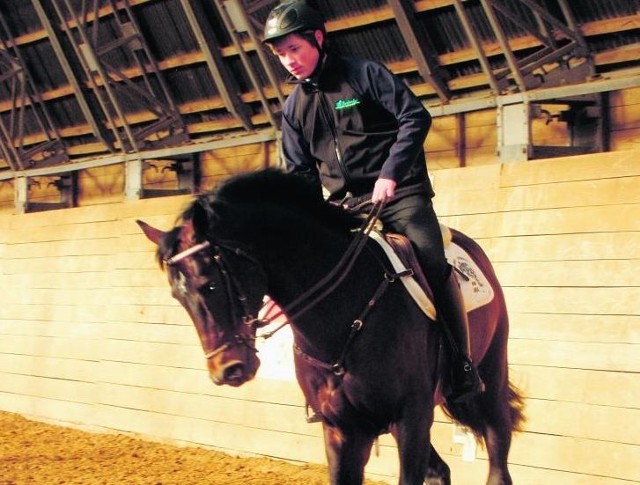 Wojciech Dahlke spędza na koniu kilka godzin dziennie &#8211; na zdjęciu w czasie pokazu ogierów w Sypniewie, na swoim Vandammie