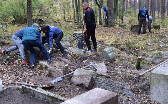 Cmentarz jest reliktem bogatej historii Świniar i okolic. Został założony na przełomie XVI i XVII wieku przez tzw. Olendrów – ludność pochodzenia holenderskiego, która meliorowała łąki i karczowała Puszczę Notecką. Uporządkowanie nekropolii to pomysł Stowarzyszenia Świniary – Wieś między Wartą a Puszczą kierowanego przez Macieja Suchomskiego oraz  Ośrodek Sportu i Rekreacji z jego dyrektorem Jakubem Nawrotem na czele.