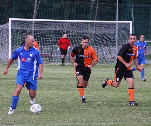 Olimpia Boruszowice (niebieskie stroje) w ostatniej chwili dostała się do A klasy i w pierwszym meczu pokonała Odrę Miasteczko Śl.