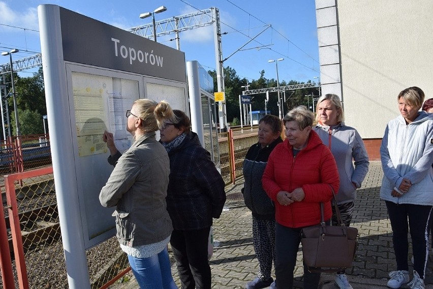 Poczekalnia zamknięta, dworzec na pokaz, pociągi opóźnione... Takie absurdy w Toporowie (gm. Łagów) 