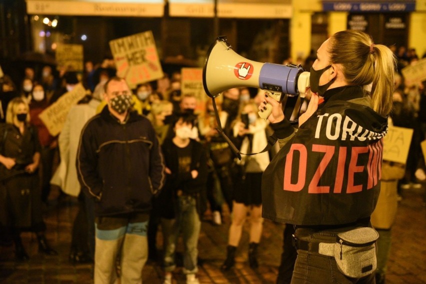 Kolejny czarny protest w Toruniu! Mieszkańcy znowu wyszli na ulice ZDJĘCIA