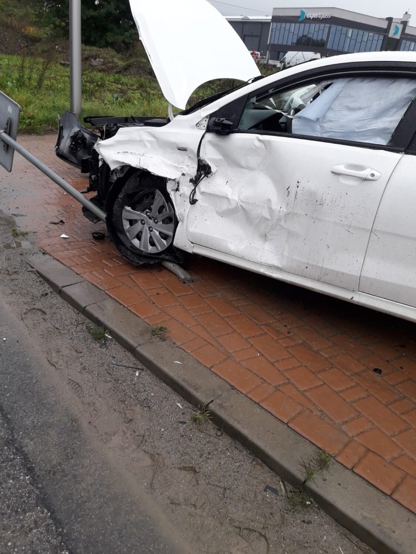 Podhalańsko podkarpackie starcie samochodowe w Starym Sączu. Jedna osoba w szpitalu