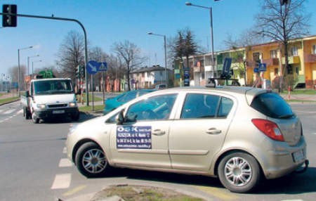 Częsty widok na  tym skrzyżowaniu - auto nauki jazdy oczekujące na tzw. lewoskręcie