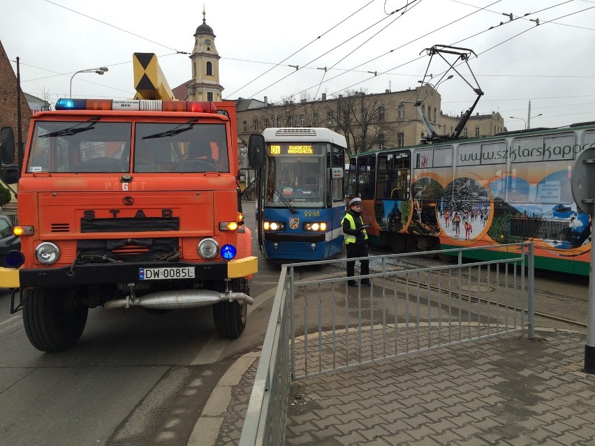 Zderzenie dwóch tramwajów przy pl. Wróblewskiego. Duże utrudnienia [ZDJĘCIA]