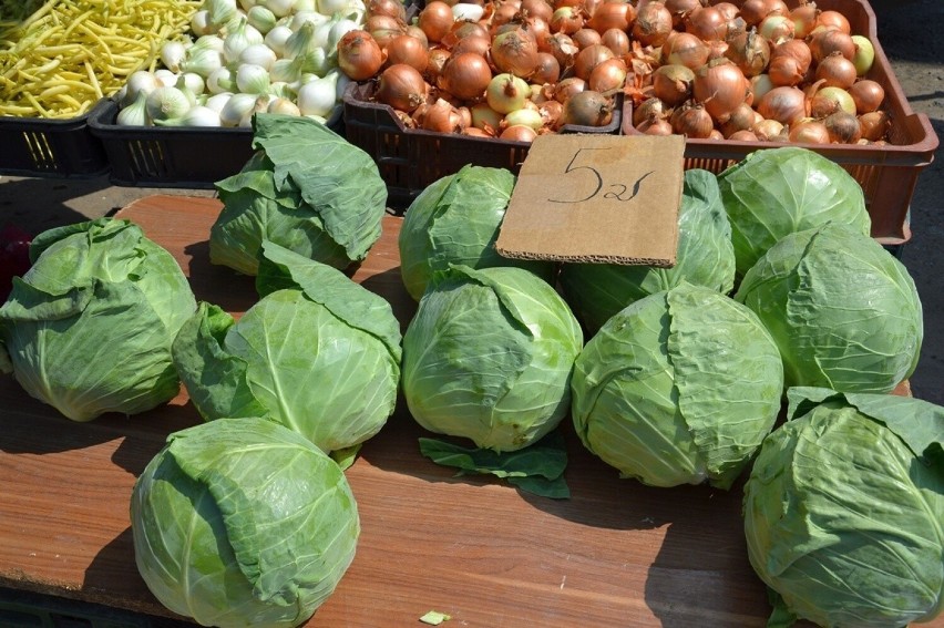 Ceny warzyw i owoców na targu w Stalowej Woli w piątek 10 czerwca. Truskawki już są tańsze. Ile kosztują?