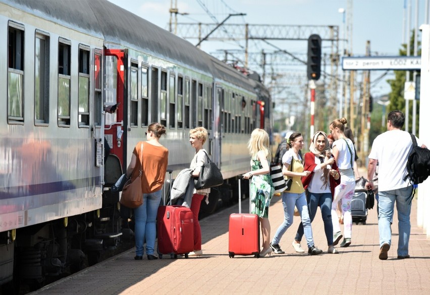 Wyjazd na wakacje samochodem się nie opłaca? Alternatywą pociąg. Ile kosztuje wyjazd na wakacje? Ceny paliw dobijają plany urlopowe Polaków