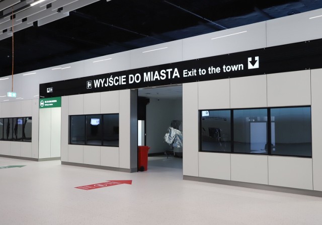Terminal lotniska przeszedł już wszystkie testy funkcjonalności i już w połowie ubiegłego roku wydano pozwolenie na użytkowanie obiektu.

Na kolejnych slajdach zobacz jak wygląda przebudowane, a właściwie zbudowane od nowa lotnisko w Radomiu.