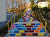 Lębork ozdobiły kolorowe schody i mural przedstawiający obraz malarza Ryszarda Zająca [ZDJĘCIA]