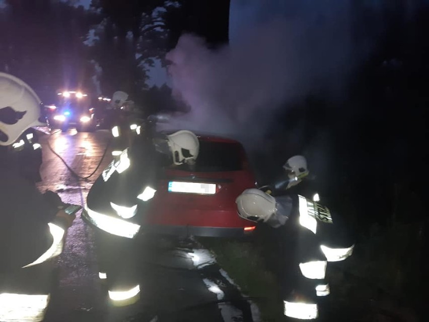 Wypadek w Szczepankach w gminie Łasin. Samochód uderzył w drzewo i się zapalił [zdjęcia]