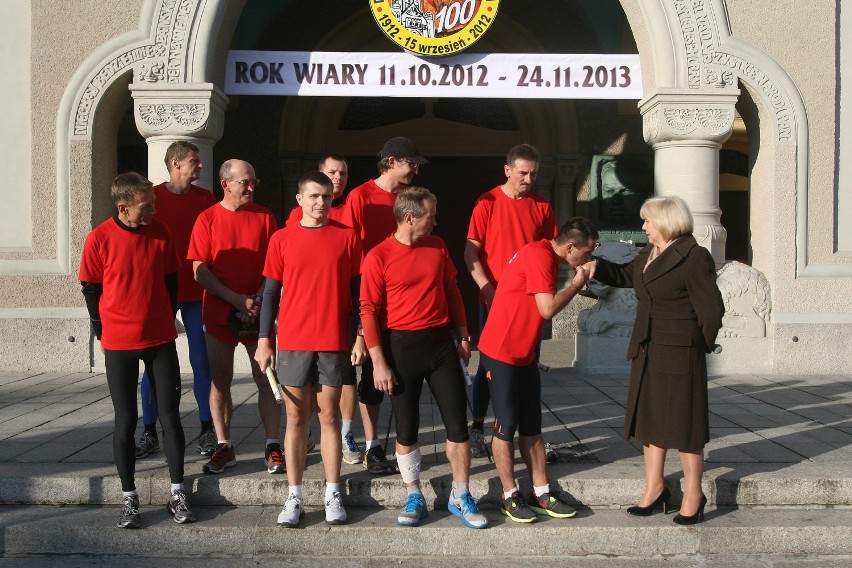 Maratończy rozpoczęli papieską sztafetę z Rudy Śląskiej do Wadowic. Przebiegną 162 km
