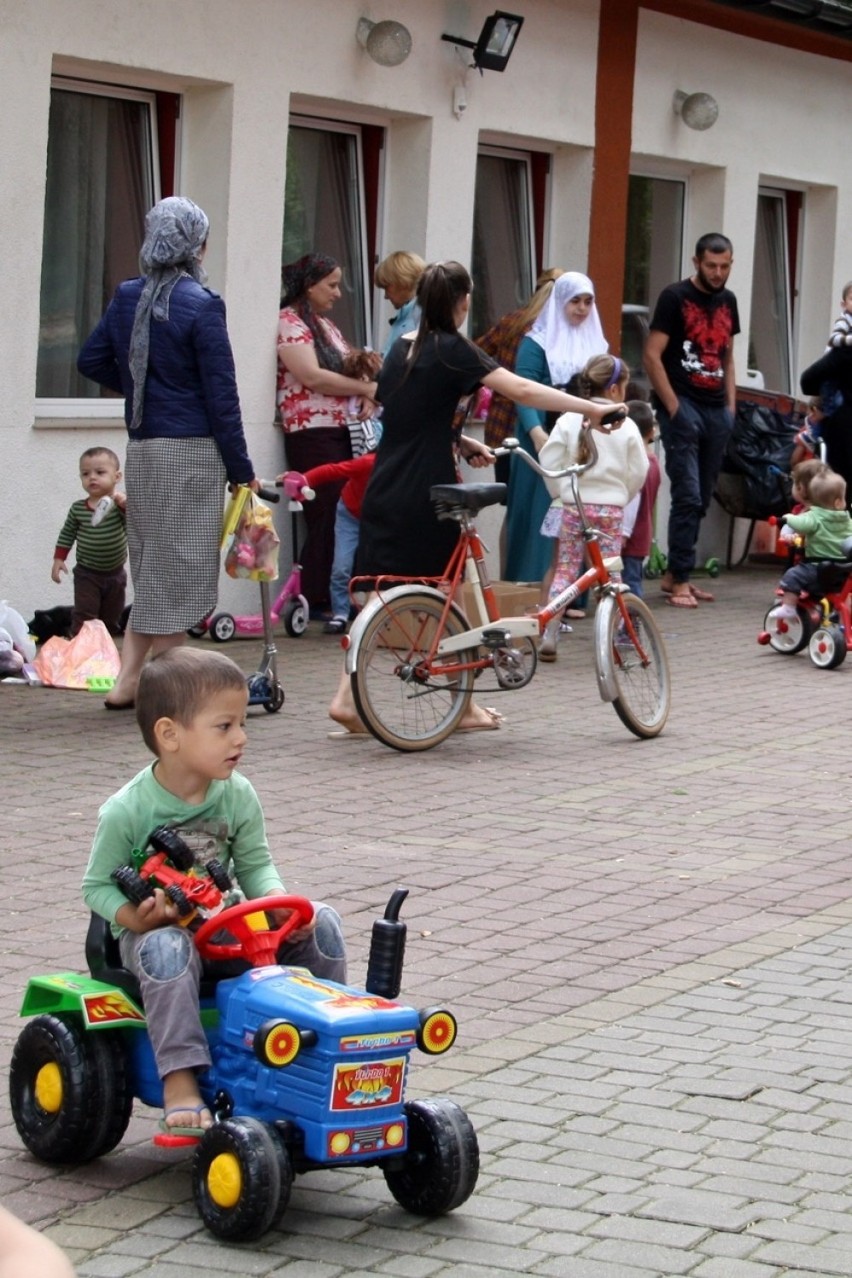 Uchodźcy przebywający w Grotnikach dostali rowery od łodzian [ZDJĘCIA]